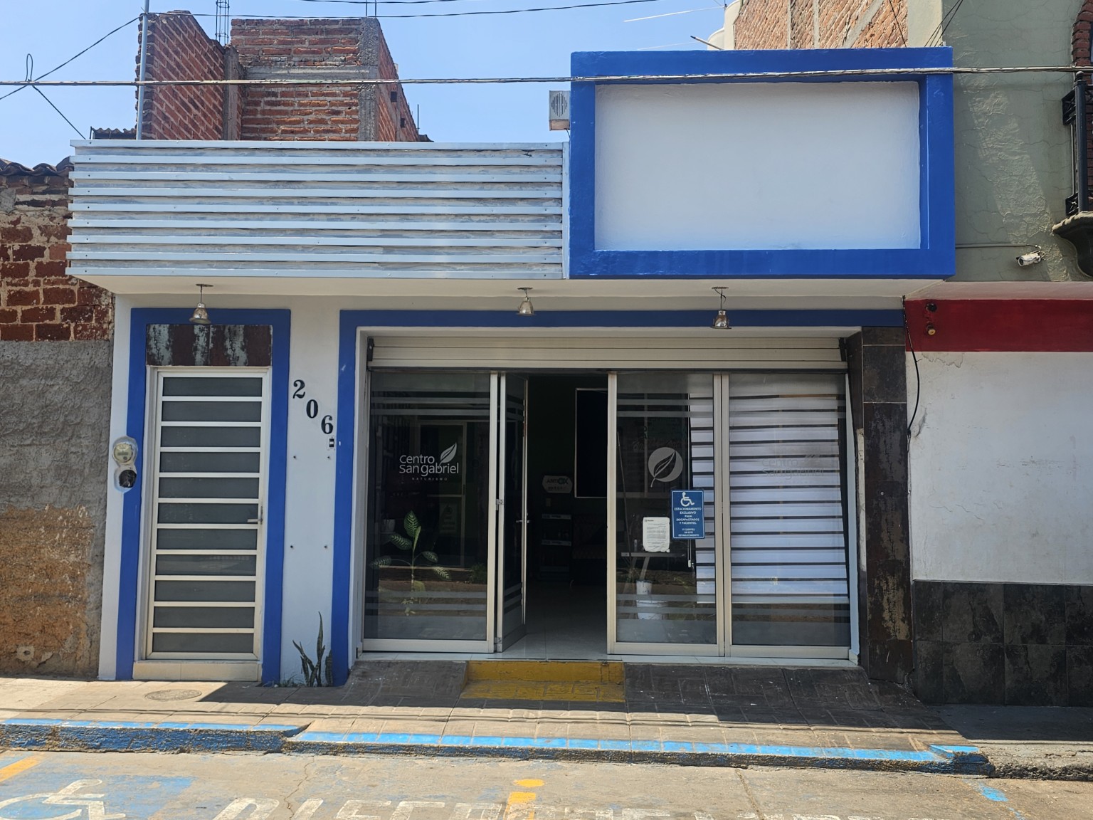 Fachada actual y acceso de San Gabriel, medicina integrativa, en Arandas